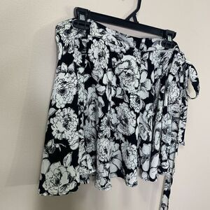 Abercrombie & Fitch black and White Wrap Skirt With Tie Size XS (p1)